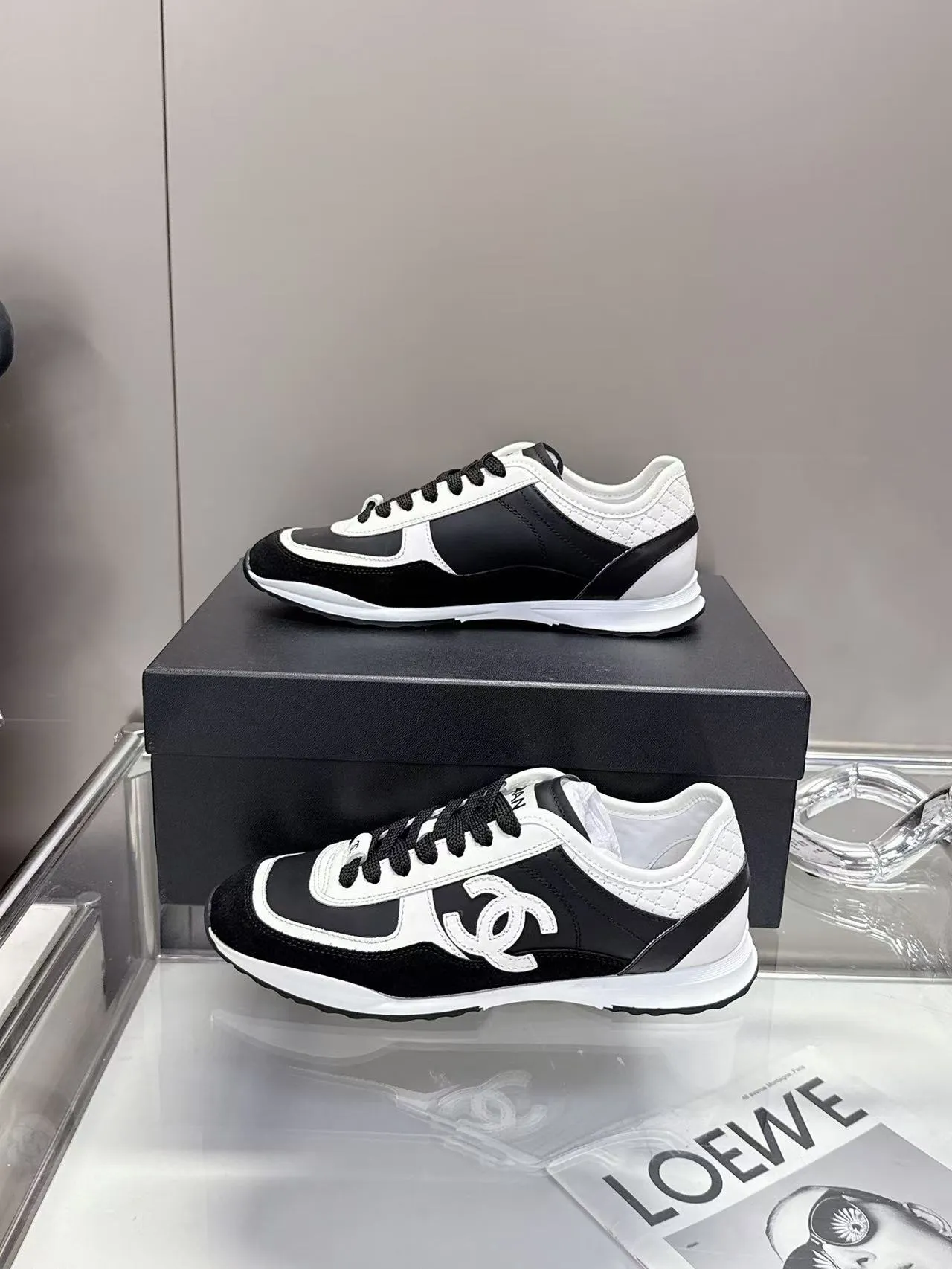👟👟Ex-factory price 500👟👟 (size 35-40) Chanel 25p panda sneakers! It’s really out of the spotlight recently, and there’s a reason why it’s so popular! The upper is made of first-layer calfskin, with a sheepskin lining, which is breathable and comfortable. It has a full whitening effect and can easily show off your slender legs when paired with any style of clothes. Whoever wears it will look better~ The comfort level is simply amazing. Beauty and comfort coexist, and they are extremely versatile. Wearing it can easily walk ten or twenty thousand steps without any pressure, and it feels light and breathable. The classic black and white color scheme is really the best for spring and summer wear! No matter what kind of clothes you wear in daily life, you can never go wrong. You can mix and match them beautifully and look very delicate and stylish. People with wide feet don’t have to worry about making their feet look fat. Wearing it will make your feet look better. I really love this pair of shoes. Come and get a pair to make your steps more comfortable and fashionable!